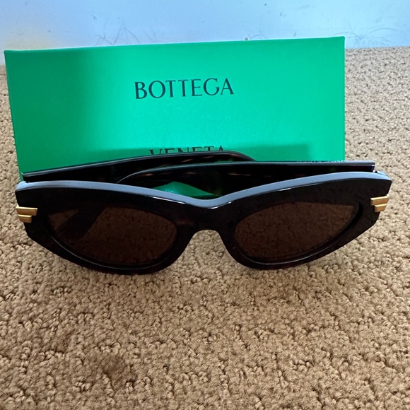 BOTTEGA VENETA Cat-eye sunglasses - Picture 6 of 6